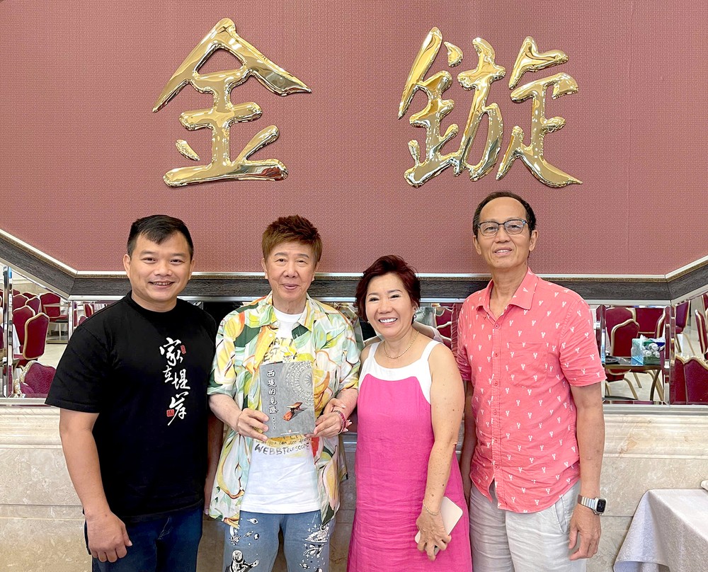 尹光(左二)接受笔者赠送拙著《西堤的见证》。左三、四为爱华酒楼老板吕建国和关漪旋夫妇。