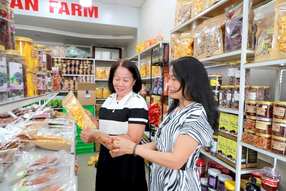 与关闭店铺、回避检查的现象相反,林同省大勒市的消费者仍然通过线上应用程式进行购物和支付。