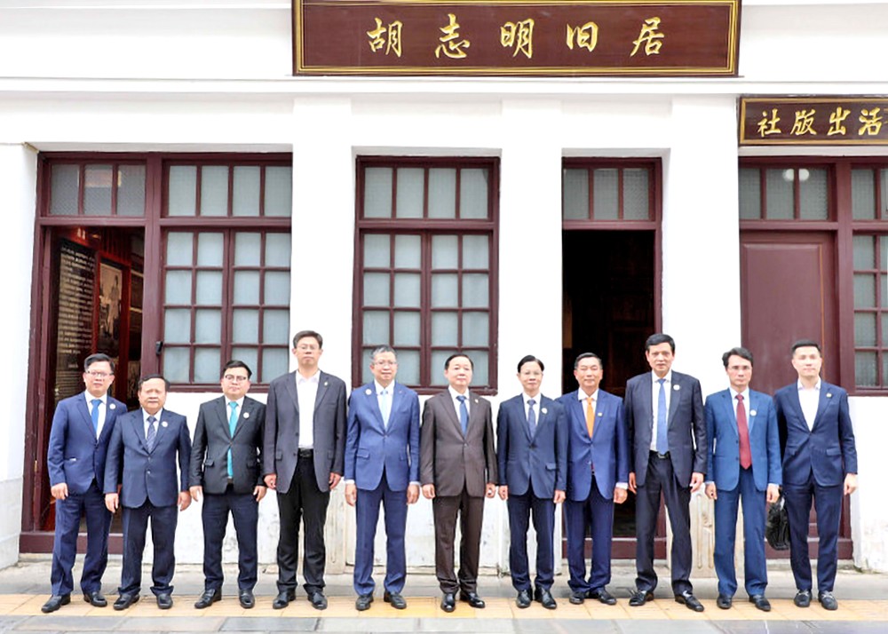 政府副总理陈红河和代表们在昆明胡志明旧居合影。