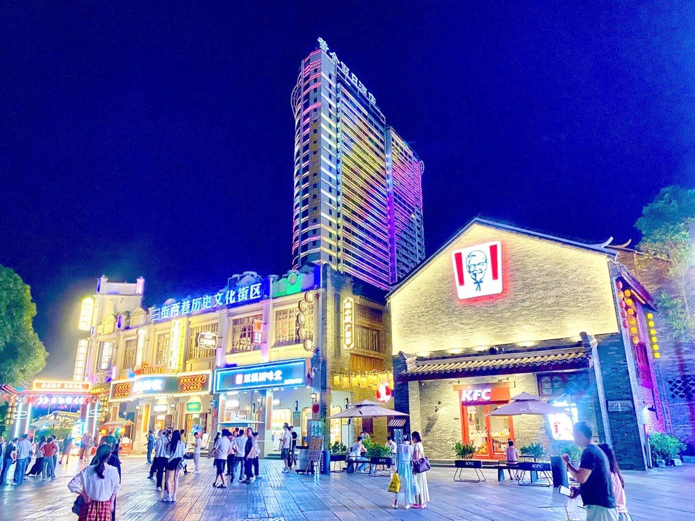 夜间的三街两巷五彩斑斓。 27-6 z6736071336978_71a001000404ee693555f97b8f87527e.jpg
