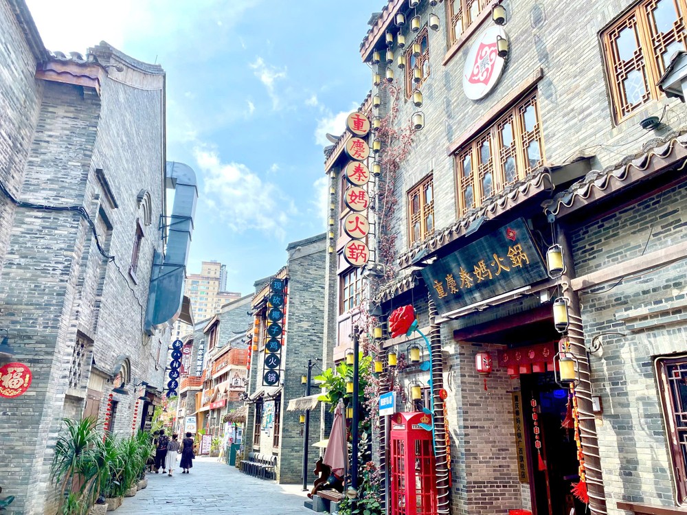 白昼古今交错的三街两巷。 白昼古今交错的三街两巷。