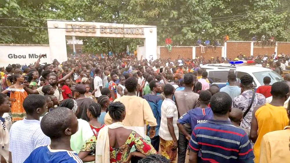 人们聚集在巴泰勒米‧博甘达中学门前。