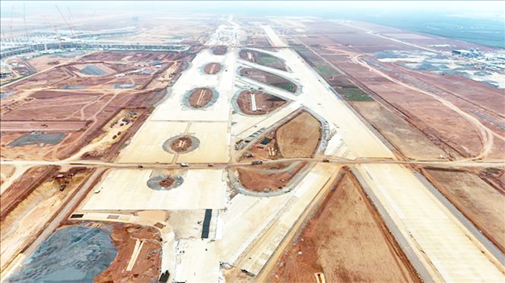 隆城机场正建设飞机跑道、滑行道及停机坪。