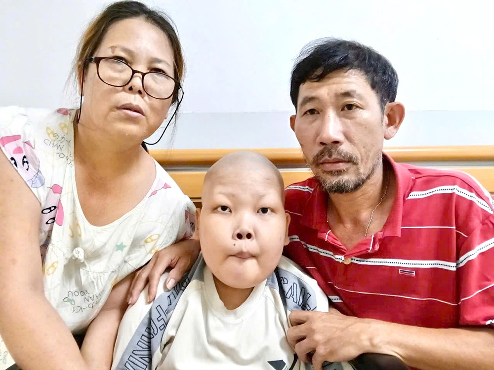 张世仁夫妇与儿子。