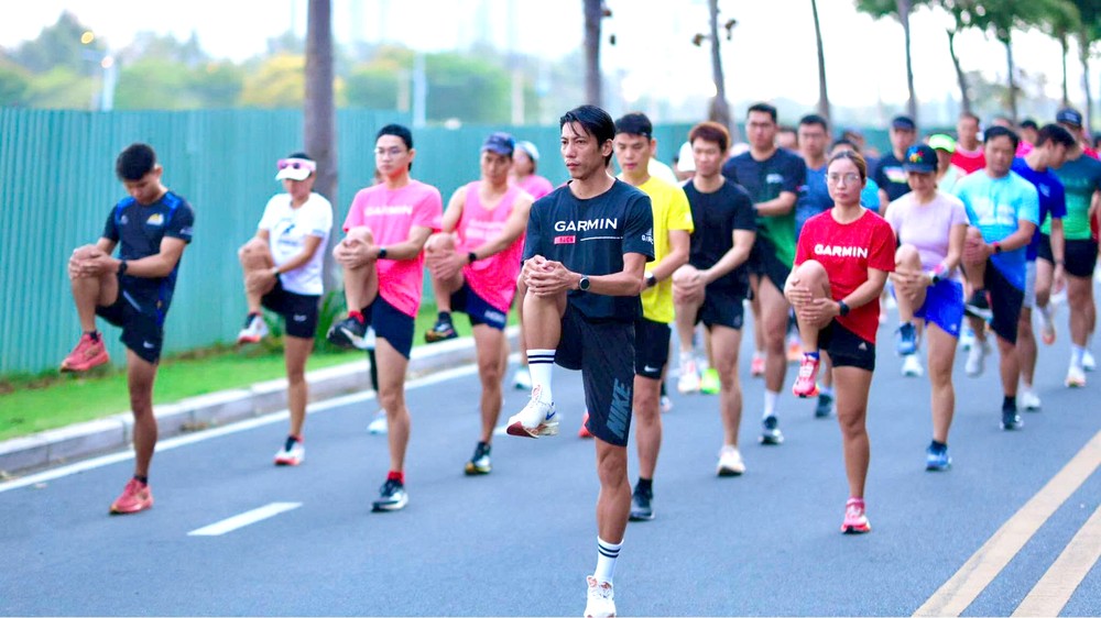 组委会在赛前先辅导参赛者提高跑步技能与体质。
