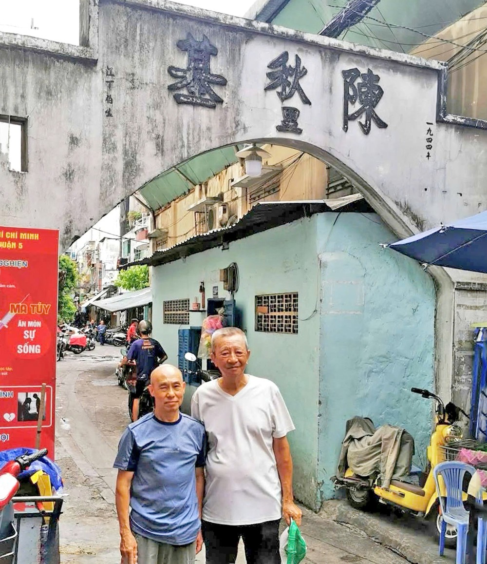 陈锐鸿(右)与海外归来的老街坊相聚陈秋基里。