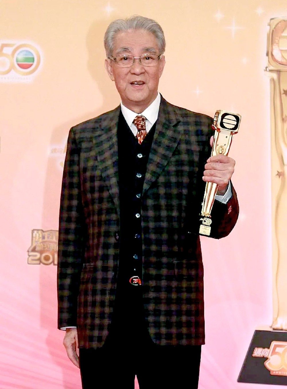 2016年,周骢获得万千星辉颁奖典礼“万千光辉演艺大奖”。