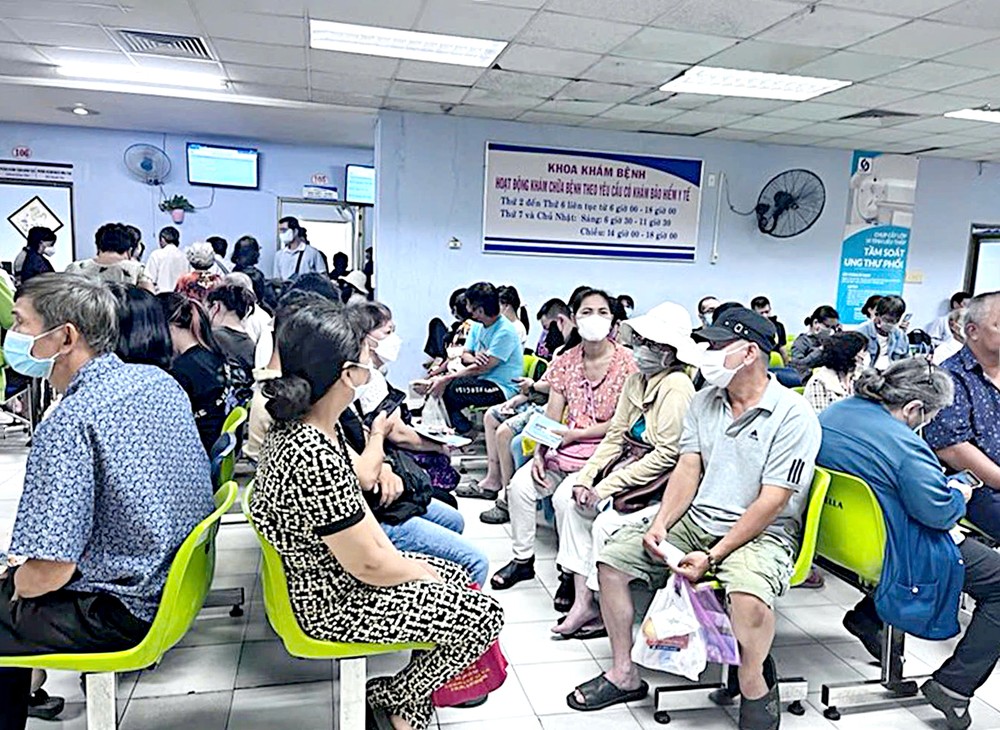 医保病人在嘉定人民医院候诊。