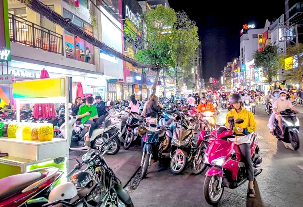 人行道被严重占用。
