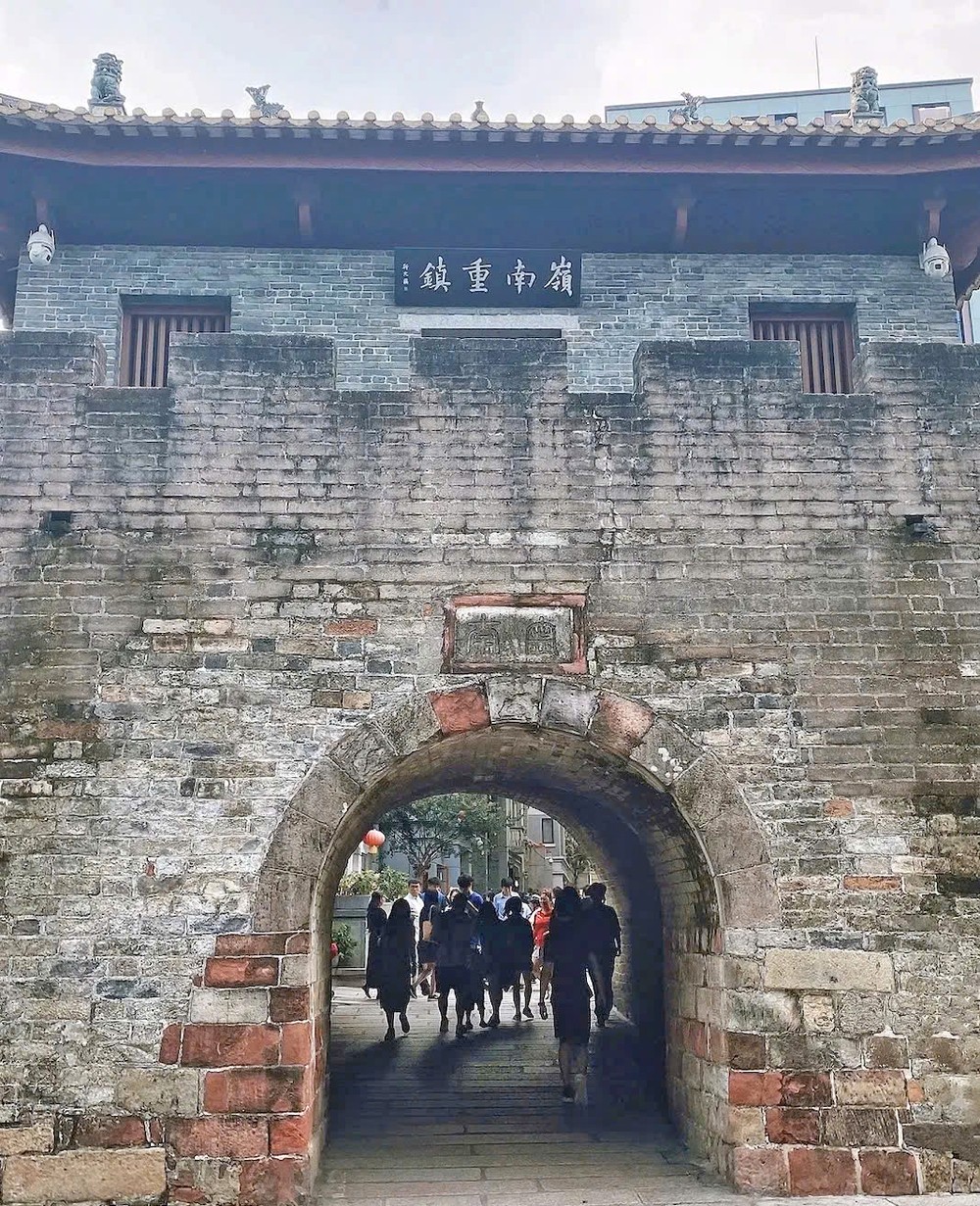 深圳南头古城吸引游客。 11-7 z6786059298284_9f311e5c3f6da698c209d9446205c6ed.jpg