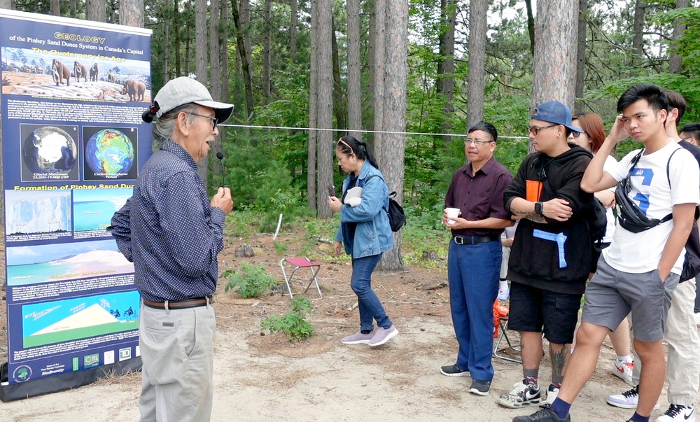 邓忠福博士向游客介绍平鹤沙丘。
