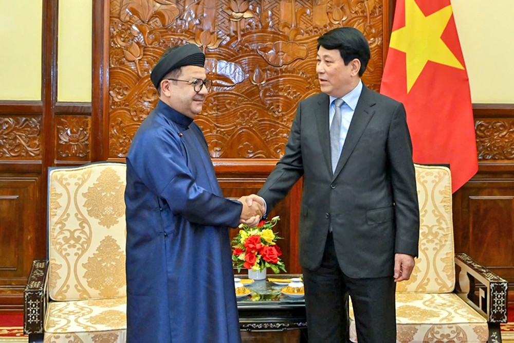 国家主席梁强与古兹曼大使交谈。