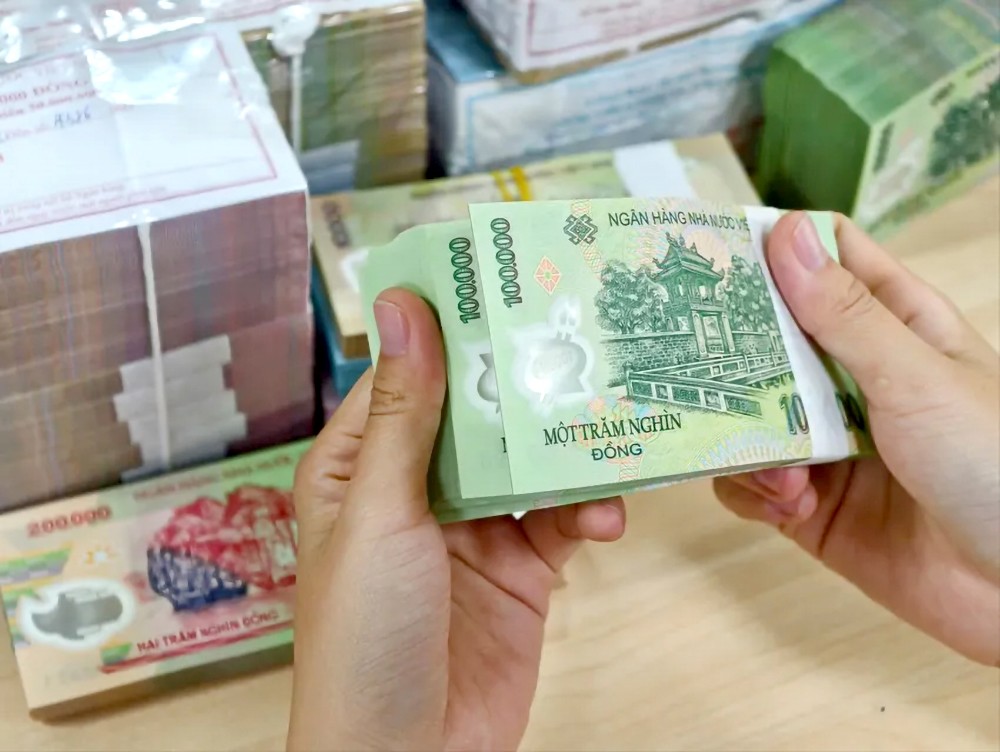 挪用其公司的钱款于个人目的可能构成犯罪行为。