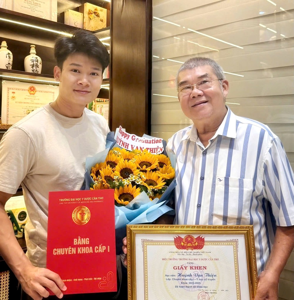 黄业新中医师（右）祝贺儿子万善取得一级专科证书。