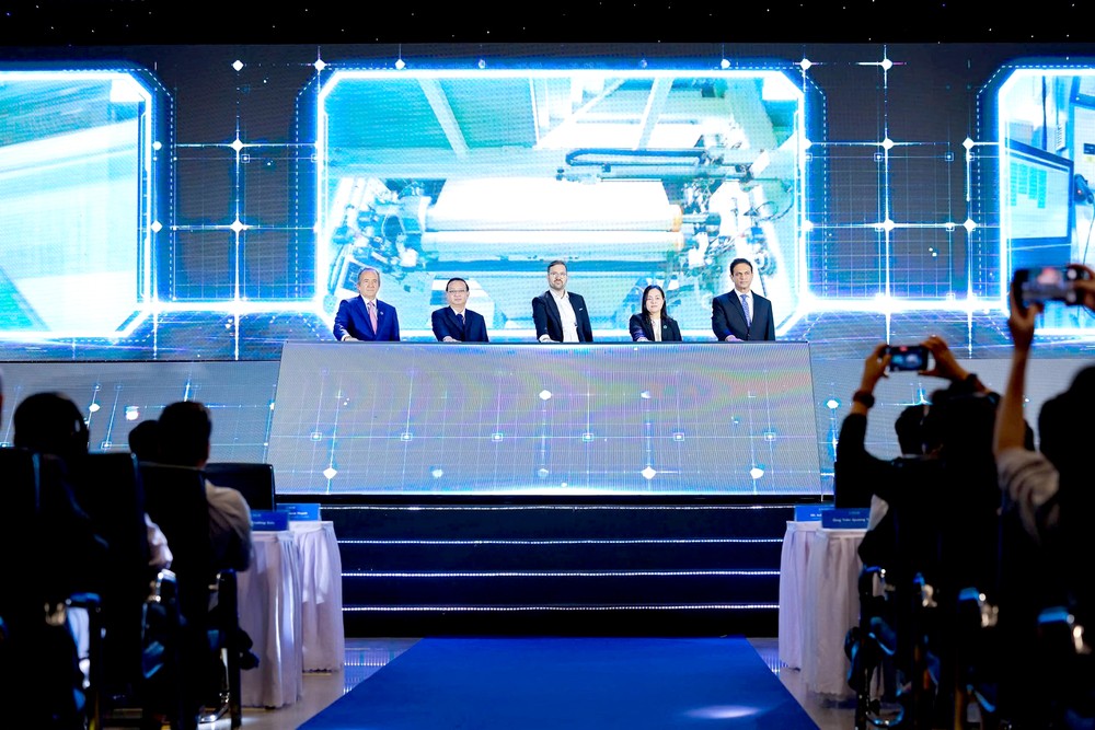 市人委会副主席裴明盛(左二)与Tetra Pak领导共同为平阳Tetra Pak工厂第二期项目举行剪彩仪式。