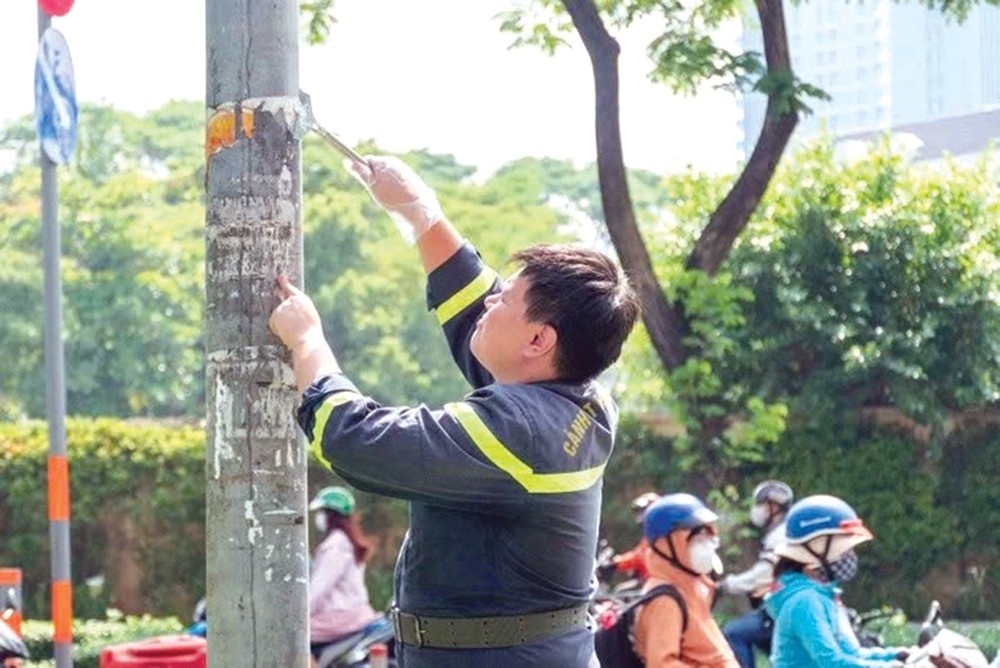 “陷阱”不只出现在网上,还有贴在电线杆、墙壁上的广告及传单,近年来职能部门要连续清理干净。