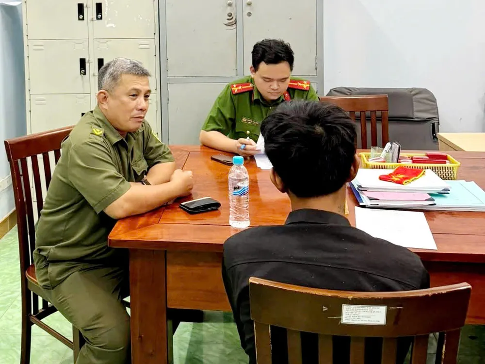 Nam thanh niên được đưa về trụ sở Công an phường Tân Phước (TPHCM) để làm việc. NGĂN CẢN NHẢY CẦU.jpg