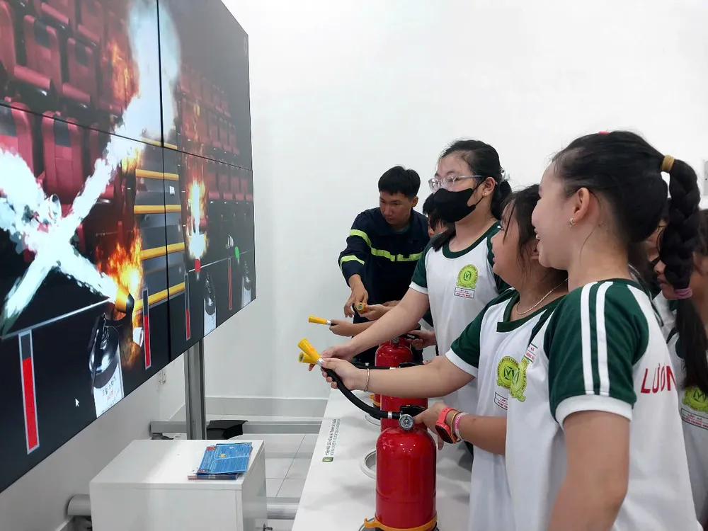 Học sinh sử dụng bình chữa cháy dập tắt đám cháy trên màn hình điện tử, thực tế ảo p1.jpg