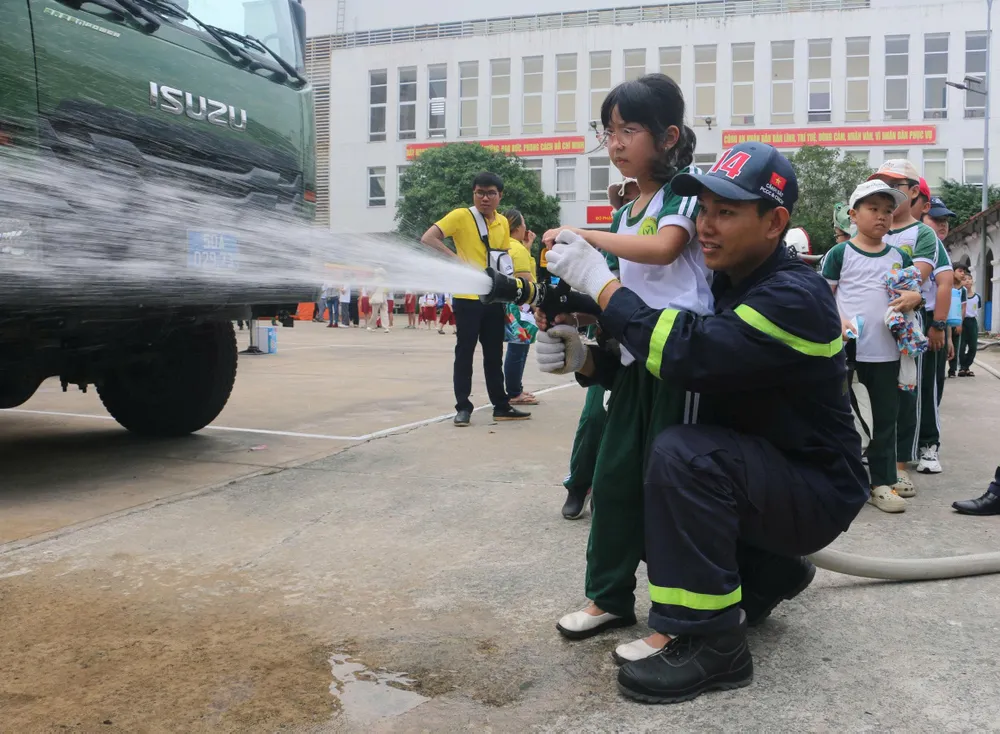 Học sinh thực hành phun nước cứu hỏa p2.jpg