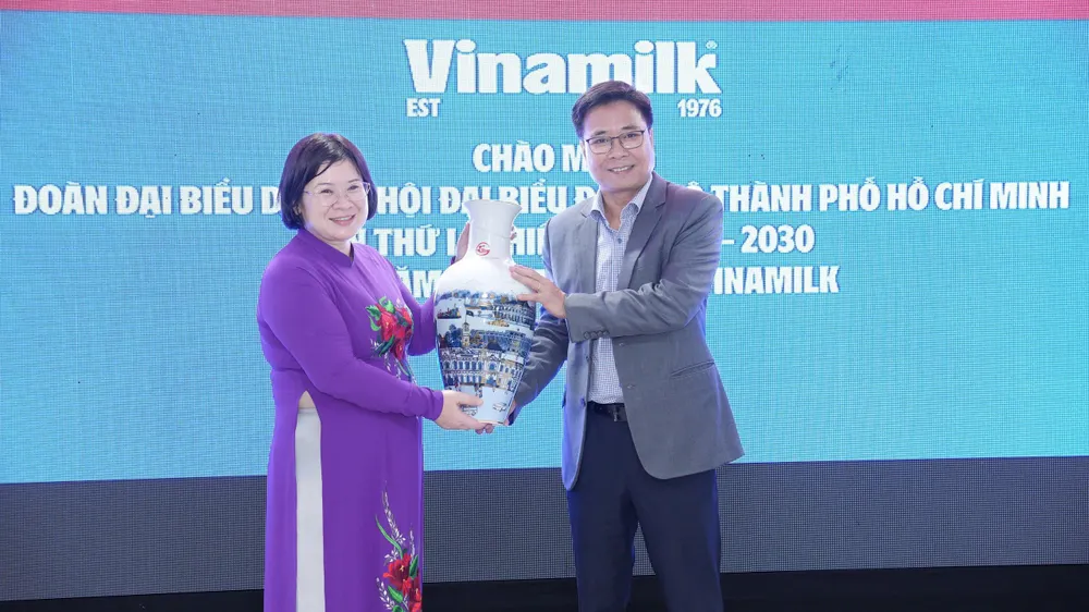 Đồng chí Văn Thị Bạch Tuyết, Phó Bí thư Thành ủy, Trưởng Ban Tổ chức Thành ủy TPHCM tặng quà đến đại diện Nhà máy sữa Việt Nam (Vinamilk) đại biểu.jpg