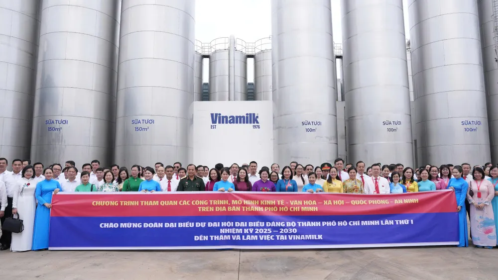 Đại biểu chụp ảnh lưu niệm tại Nhà máy sữa Việt Nam (Vinamilk) đại hội.jpg