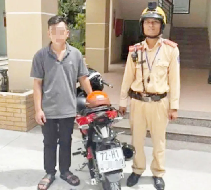 Nam thanh niên và xe máy biểu diễn bốc đầu tại cơ quan công an bốc đầu.jpg