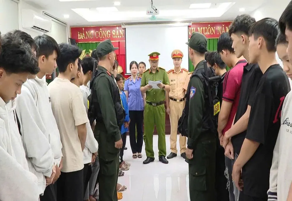 Cơ quan công an đọc lệnh khởi tố các đối tượng khởi tố.jpg