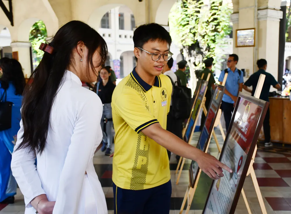 Học sinh Trường THPT chuyên Lê Hồng Phong chia sẻ các thủ đoạn của tội phạm mạng trên các pano tuyên truyền tuyên truyền.jpg