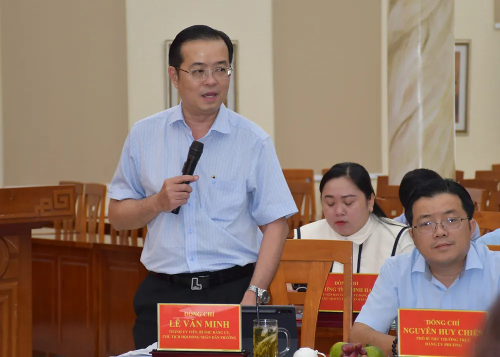 Đại diện Đảng ủy phường Diên Hồng báo cáo với tổ giám sát phát biểu 2.jpg