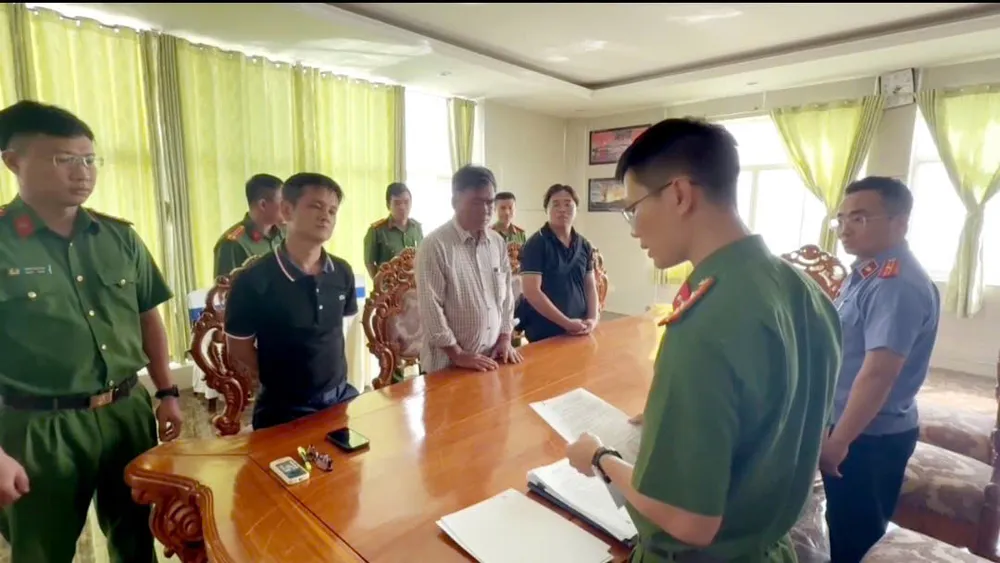 Cơ quan Cảnh sát điều tra Công an TPHCM tống đạt quyết định khởi tố đối với các bị can khởi tố.jpg