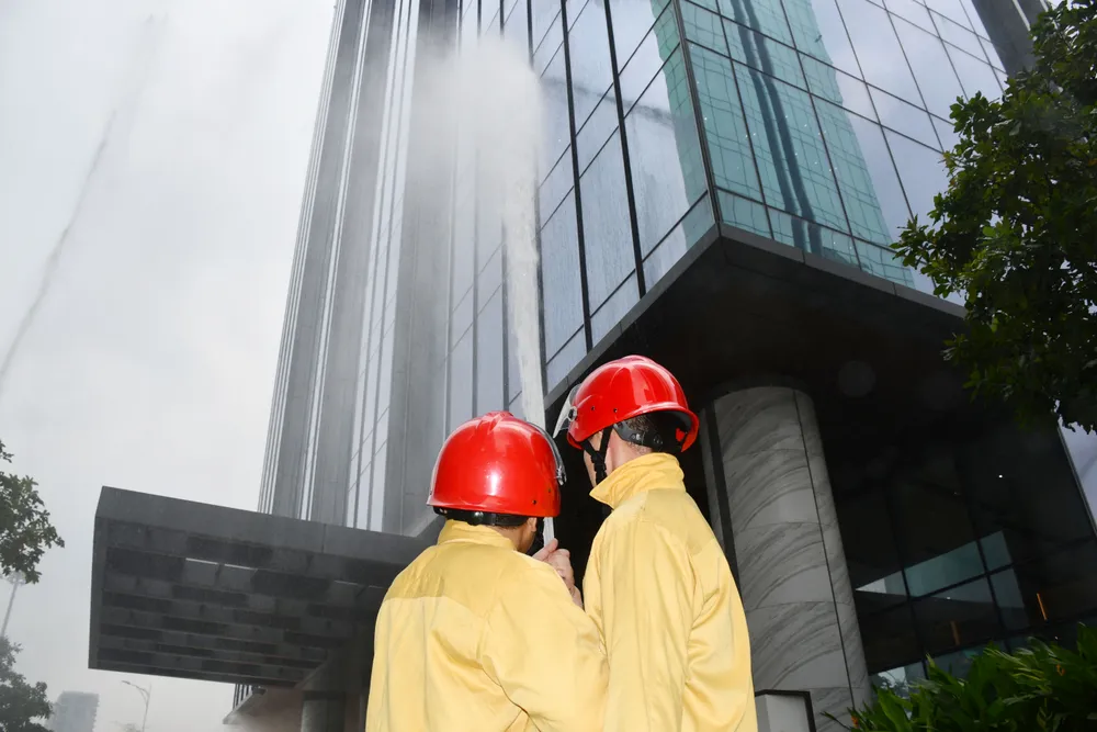Các lực lượng phun nước dập lửa cháy.jpg