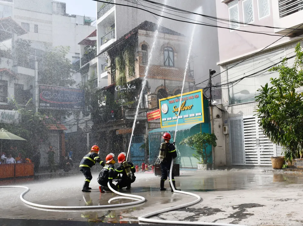 Lực lượng PCCC và CNCH phun nước dập tắt đám cháy diễn tập 1.jpg