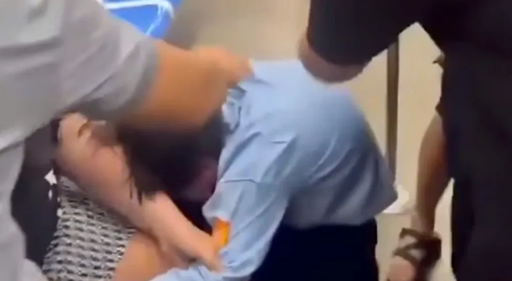 Nam bảo vệ bị đánh trên tàu Metro số 1. Ảnh cắt từ clip me tro.jpg