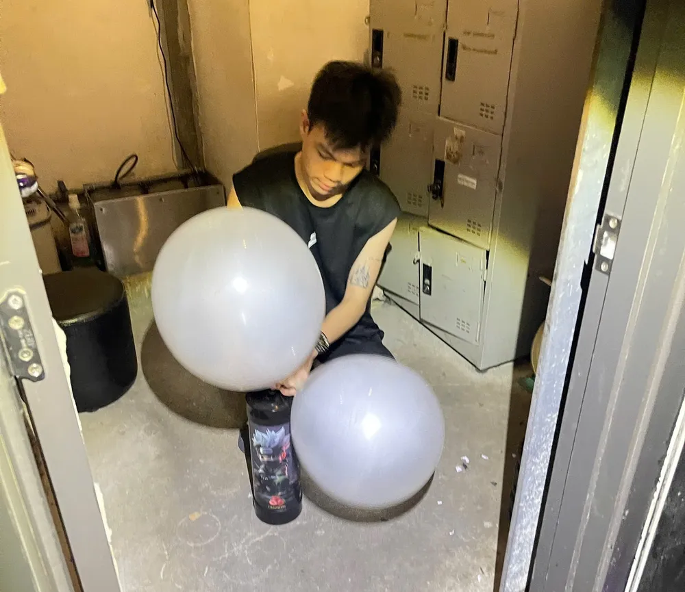 Một đối tượng bơm bóng cười để phục vụ cho khách bóng c.JPG