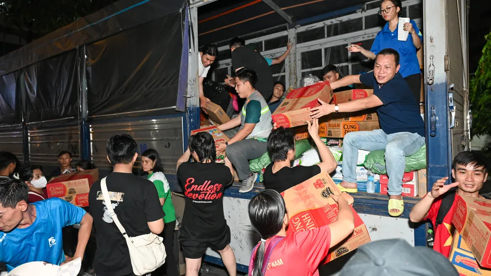 رضاکار سامان کی درجہ بندی اور نقل و حمل کی کوششیں کرتے ہیں تاکہ خیراتی ٹرک بروقت جنوبی وسطی صوبوں تک پہنچ سکیں۔ DSC_2815.JPG