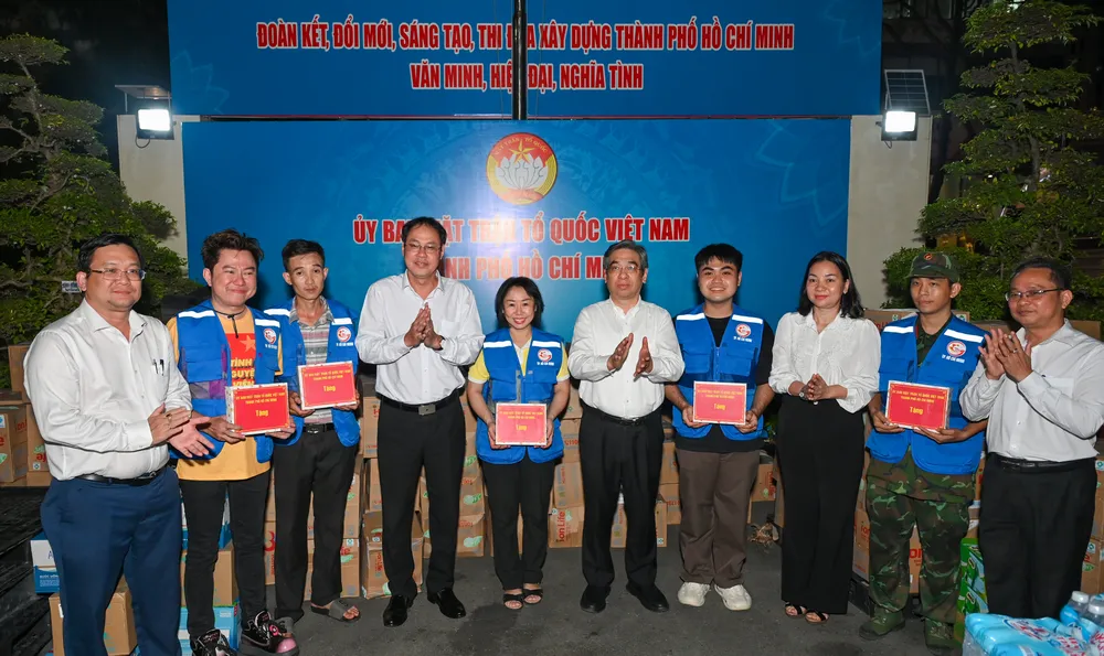 شہر کے رہنما تحائف دیتے ہیں اور رضاکاروں کی حوصلہ افزائی کرتے ہیں۔ DSC_2864.JPG