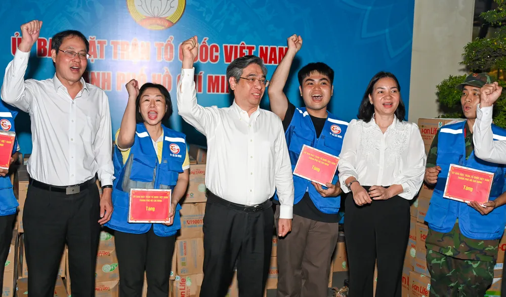 Những chuyến xe chở tấm lòng của TPHCM về khúc ruột miền Trung