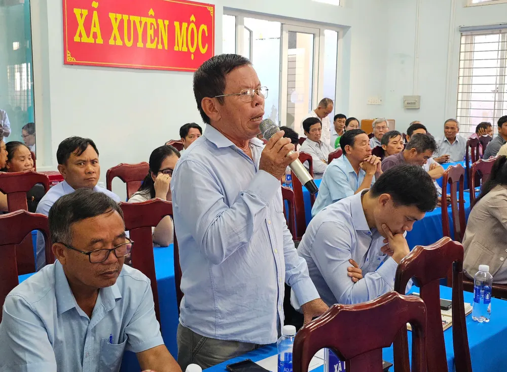 អ្នកបោះឆ្នោតបានបញ្ចេញមតិរបស់ពួកគេនៅក្នុងកិច្ចប្រជុំ។ txct 3.jpg