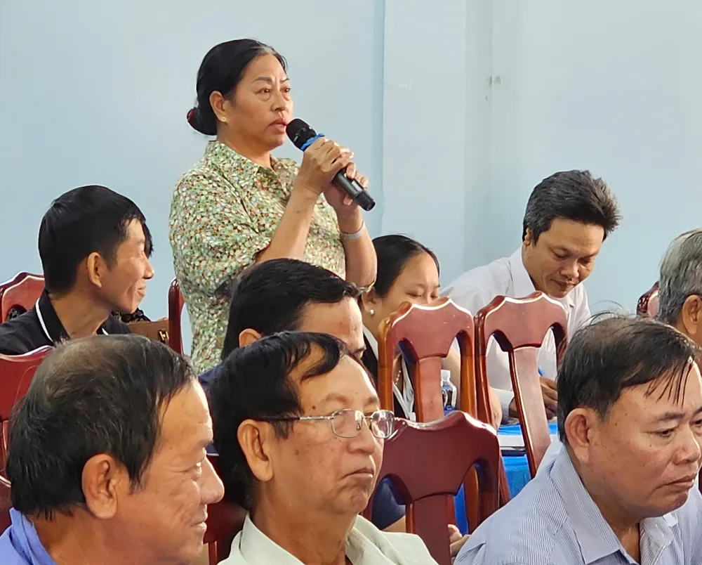 អ្នកបោះឆ្នោតបានបញ្ចេញមតិរបស់ពួកគេនៅក្នុងកិច្ចប្រជុំ។ txct-sd.jpg