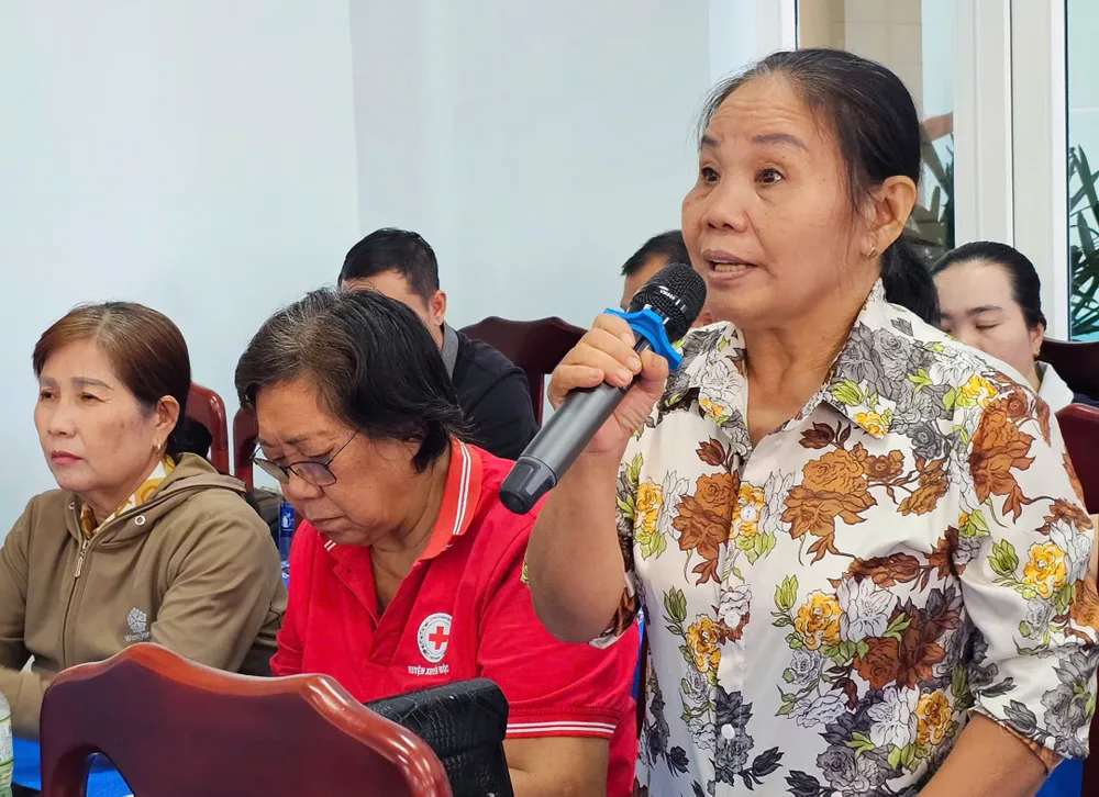 អ្នកបោះឆ្នោតបានបញ្ចេញមតិរបស់ពួកគេនៅក្នុងកិច្ចប្រជុំ។ txct4-sd.jpg