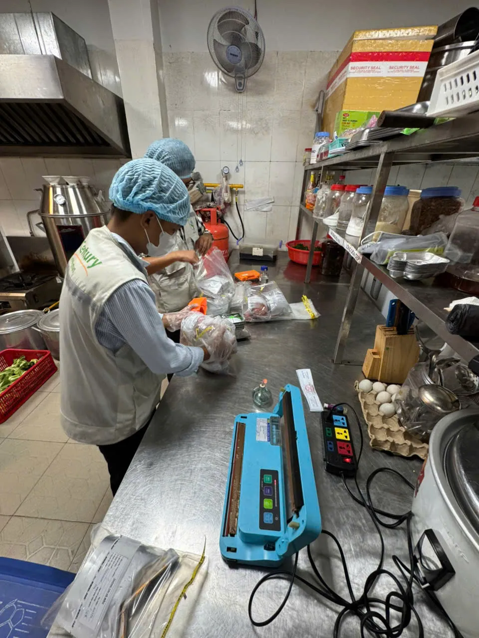 18. thu mẫu thực phẩm kiểm nghiệm các chỉ tiêu vi sinh.jpg