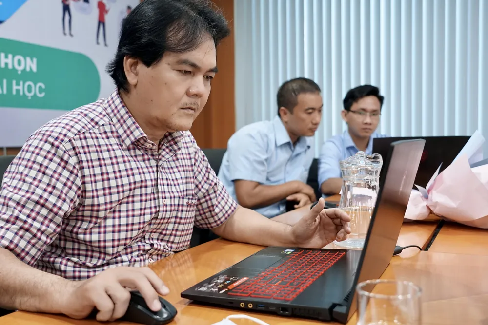 Ngày đầu đăng ký dự thi tốt nghiệp THPT trực tuyến: Thí sinh thận trọng với từng thông tin, lựa chọn ảnh 50