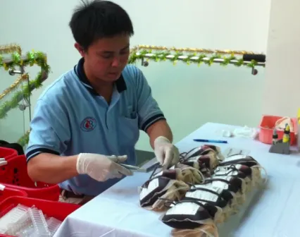 Nhân viên Bệnh viện Chợ Rẫy tiếp nhận những đơn vị máu đầu tiên.