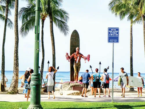 Hawaii - Điểm đến du lịch hấp dẫn tuần trăng mật. Kiến tạo tự nhiên của núi lửa. Tượng Công tước P. Kahanamoku - một vị anh hùng dân tộc - trên bãi biển Oahu. Du khách đi dạo trên đường phố Hawaii. Thư giãn trên bãi biển. Một góc bãi biển Waikiki ở Honolulu. Người dân bản địa đi bắt cá trên mỏm nham thạch dọc bờ biển. Tượng Quốc vương Kamehameha I, người thiết lập Vương quốc Hawaii, trị vì lâu dài trong lịch sử. Thư giãn cùng gia đình trên đồi “Đỉnh gió hú” nhìn ra biển.