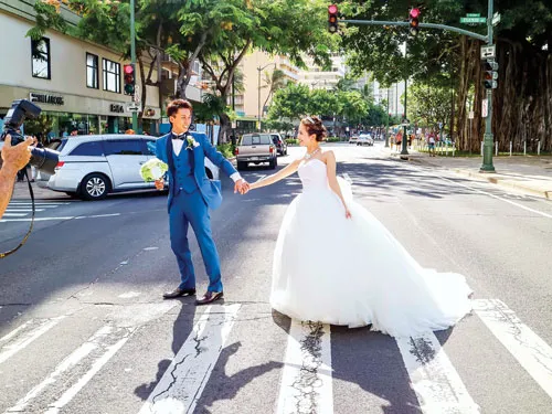 Hawaii - Điểm đến du lịch hấp dẫn tuần trăng mật. Kiến tạo tự nhiên của núi lửa. Tượng Công tước P. Kahanamoku - một vị anh hùng dân tộc - trên bãi biển Oahu. Du khách đi dạo trên đường phố Hawaii. Thư giãn trên bãi biển. Một góc bãi biển Waikiki ở Honolulu. Người dân bản địa đi bắt cá trên mỏm nham thạch dọc bờ biển. Tượng Quốc vương Kamehameha I, người thiết lập Vương quốc Hawaii, trị vì lâu dài trong lịch sử. Thư giãn cùng gia đình trên đồi “Đỉnh gió hú” nhìn ra biển.