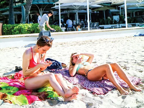 Hawaii - Điểm đến du lịch hấp dẫn tuần trăng mật. Kiến tạo tự nhiên của núi lửa. Tượng Công tước P. Kahanamoku - một vị anh hùng dân tộc - trên bãi biển Oahu. Du khách đi dạo trên đường phố Hawaii. Thư giãn trên bãi biển. Một góc bãi biển Waikiki ở Honolulu. Người dân bản địa đi bắt cá trên mỏm nham thạch dọc bờ biển. Tượng Quốc vương Kamehameha I, người thiết lập Vương quốc Hawaii, trị vì lâu dài trong lịch sử. Thư giãn cùng gia đình trên đồi “Đỉnh gió hú” nhìn ra biển.