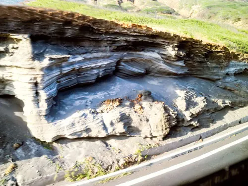 Hawaii - Điểm đến du lịch hấp dẫn tuần trăng mật. Kiến tạo tự nhiên của núi lửa. Tượng Công tước P. Kahanamoku - một vị anh hùng dân tộc - trên bãi biển Oahu. Du khách đi dạo trên đường phố Hawaii. Thư giãn trên bãi biển. Một góc bãi biển Waikiki ở Honolulu. Người dân bản địa đi bắt cá trên mỏm nham thạch dọc bờ biển. Tượng Quốc vương Kamehameha I, người thiết lập Vương quốc Hawaii, trị vì lâu dài trong lịch sử. Thư giãn cùng gia đình trên đồi “Đỉnh gió hú” nhìn ra biển.