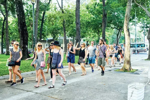 Du khách quốc tế tham quan TPHCM. Ảnh: LONG THANH