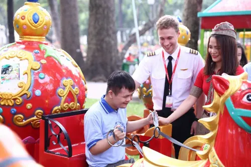 Được biết, Henri Finckenberg, người Phần Lan, là phi công của hãng hàng không Vietjet đã cùng các đồng nghiệp của mình tự tay học và gói bánh tét dành tặng các em nhỏ cơ nhỡ, có hoàn cảnh khó khăn tại Trung tâm Bảo trợ Trẻ tàn tật mồ côi Thị Nghè (TPHCM). Dù có vợ là người Việt Nam nhưng đây là lần đầu tiên Henri Finckenberg tự học và gói món bánh tét ngày Tết đặc trưng của người Nam bộ. Henri tiết lộ anh đã có một bé gái dễ thương, kháu khỉnh. Không chỉ học gói bánh, Henri rất hứng thú tìm hiểu văn hóa Việt Nam, đặc biệt là văn hóa Tết. Chàng phi công điển trai, rất yêu trẻ con này còn cùng các thầy cô của Trung tâm đã đưa các em nhỏ đến vui chơi, đón tết tại hội xuân Tao Đàn. Nét dễ thương, thân thiện của anh chàng ngay lập tức gây chú ý với nhiều du khách tại đây. Phi công Henri luôn được các em nhỏ rất mực yêu mến Henri cùng các đồng nghiệp đã có khoảng thời gian vui vẻ và ý nghĩa bên cạnh những hoàn cảnh kém may mắn khi những ngày Tết đang đến thật gần. “Tôi luôn mong rằng mọi trẻ em trên thế giới đều được quan tâm, chăm sóc, được học hành và có một tương lai tốt đẹp”, phi công Henri xúc động chia sẻ. Được biết, Henri Finckenberg, người Phần Lan, là phi công của hãng hàng không Vietjet đã cùng các đồng nghiệp của mình tự tay học và gói bánh tét dành tặng các em nhỏ cơ nhỡ, có hoàn cảnh khó khăn tại Trung tâm Bảo trợ Trẻ tàn tật mồ côi Thị Nghè (TPHCM). Dù có vợ là người Việt Nam nhưng đây là lần đầu tiên Henri Finckenberg tự học và gói món bánh tét ngày Tết đặc trưng của người Nam bộ. Henri tiết lộ anh đã có một bé gái dễ thương, kháu khỉnh. Không chỉ học gói bánh, Henri rất hứng thú tìm hiểu văn hóa Việt Nam, đặc biệt là văn hóa Tết. Chàng phi công điển trai, rất yêu trẻ con này còn cùng các thầy cô của Trung tâm đã đưa các em nhỏ đến vui chơi, đón tết tại hội xuân Tao Đàn. Nét dễ thương, thân thiện của anh chàng ngay lập tức gây chú ý với nhiều du khách tại đây. Phi công Henri luôn được các em nhỏ rất mực yêu mến Henri cùng các đồng nghiệp đã có khoảng thời gian vui vẻ và ý nghĩa bên cạnh những hoàn cảnh kém may mắn khi những ngày Tết đang đến thật gần. “Tôi luôn mong rằng mọi trẻ em trên thế giới đều được quan tâm, chăm sóc, được học hành và có một tương lai tốt đẹp”, phi công Henri xúc động chia sẻ.