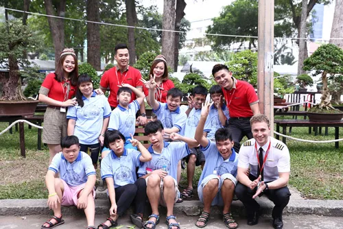 Được biết, Henri Finckenberg, người Phần Lan, là phi công của hãng hàng không Vietjet đã cùng các đồng nghiệp của mình tự tay học và gói bánh tét dành tặng các em nhỏ cơ nhỡ, có hoàn cảnh khó khăn tại Trung tâm Bảo trợ Trẻ tàn tật mồ côi Thị Nghè (TPHCM). Dù có vợ là người Việt Nam nhưng đây là lần đầu tiên Henri Finckenberg tự học và gói món bánh tét ngày Tết đặc trưng của người Nam bộ. Henri tiết lộ anh đã có một bé gái dễ thương, kháu khỉnh. Không chỉ học gói bánh, Henri rất hứng thú tìm hiểu văn hóa Việt Nam, đặc biệt là văn hóa Tết. Chàng phi công điển trai, rất yêu trẻ con này còn cùng các thầy cô của Trung tâm đã đưa các em nhỏ đến vui chơi, đón tết tại hội xuân Tao Đàn. Nét dễ thương, thân thiện của anh chàng ngay lập tức gây chú ý với nhiều du khách tại đây. Phi công Henri luôn được các em nhỏ rất mực yêu mến Henri cùng các đồng nghiệp đã có khoảng thời gian vui vẻ và ý nghĩa bên cạnh những hoàn cảnh kém may mắn khi những ngày Tết đang đến thật gần. “Tôi luôn mong rằng mọi trẻ em trên thế giới đều được quan tâm, chăm sóc, được học hành và có một tương lai tốt đẹp”, phi công Henri xúc động chia sẻ. Được biết, Henri Finckenberg, người Phần Lan, là phi công của hãng hàng không Vietjet đã cùng các đồng nghiệp của mình tự tay học và gói bánh tét dành tặng các em nhỏ cơ nhỡ, có hoàn cảnh khó khăn tại Trung tâm Bảo trợ Trẻ tàn tật mồ côi Thị Nghè (TPHCM). Dù có vợ là người Việt Nam nhưng đây là lần đầu tiên Henri Finckenberg tự học và gói món bánh tét ngày Tết đặc trưng của người Nam bộ. Henri tiết lộ anh đã có một bé gái dễ thương, kháu khỉnh. Không chỉ học gói bánh, Henri rất hứng thú tìm hiểu văn hóa Việt Nam, đặc biệt là văn hóa Tết. Chàng phi công điển trai, rất yêu trẻ con này còn cùng các thầy cô của Trung tâm đã đưa các em nhỏ đến vui chơi, đón tết tại hội xuân Tao Đàn. Nét dễ thương, thân thiện của anh chàng ngay lập tức gây chú ý với nhiều du khách tại đây. Phi công Henri luôn được các em nhỏ rất mực yêu mến Henri cùng các đồng nghiệp đã có khoảng thời gian vui vẻ và ý nghĩa bên cạnh những hoàn cảnh kém may mắn khi những ngày Tết đang đến thật gần. “Tôi luôn mong rằng mọi trẻ em trên thế giới đều được quan tâm, chăm sóc, được học hành và có một tương lai tốt đẹp”, phi công Henri xúc động chia sẻ.